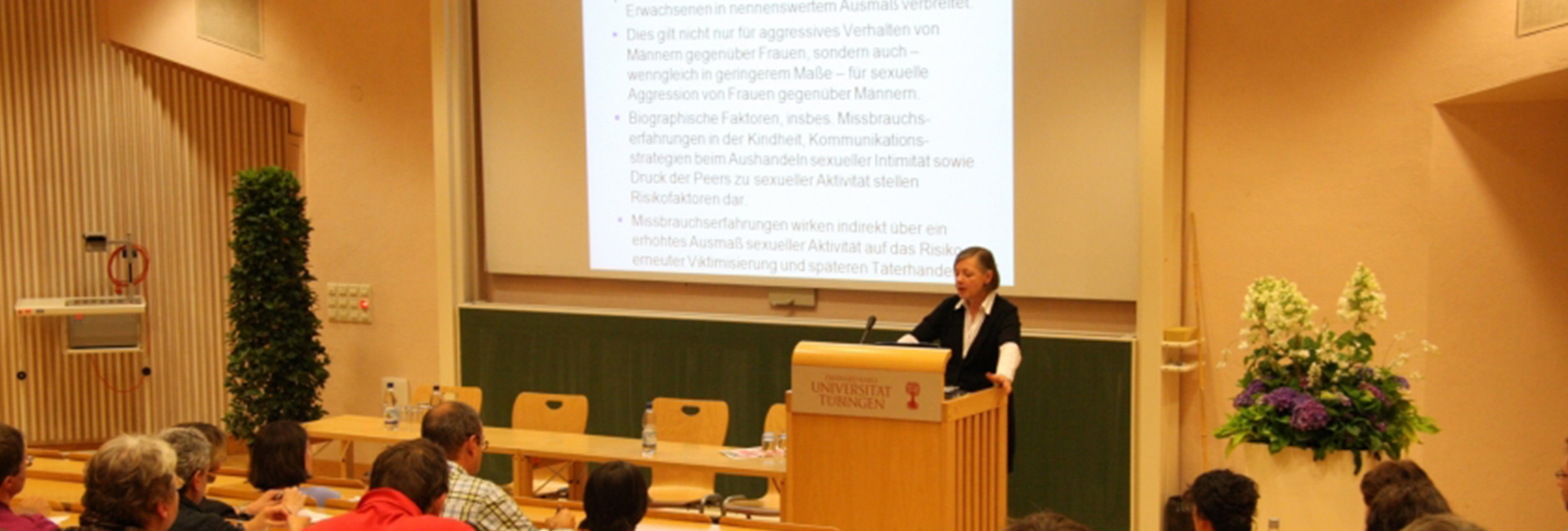 Frau am Podium