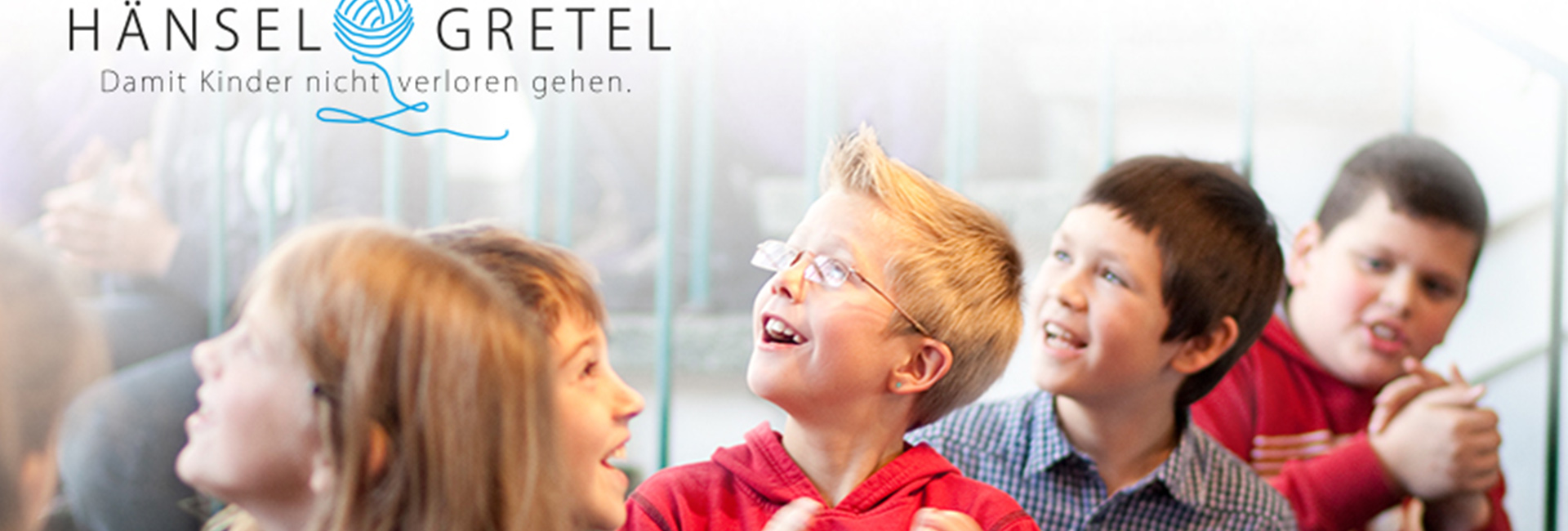 Kinder schauen in die Gegend