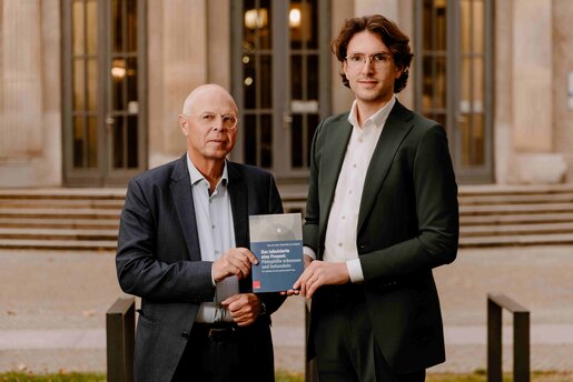 Prof. Dr. med. Dr. phil. Klaus M. Beier mit Maximilian von Heyden