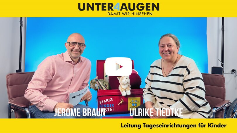 Zwei Personen im Interview in einer Studio-Situation
