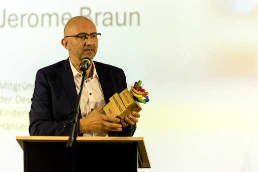 Jerome Braun übergibt den Dt. Kinderschutzspreis 2024