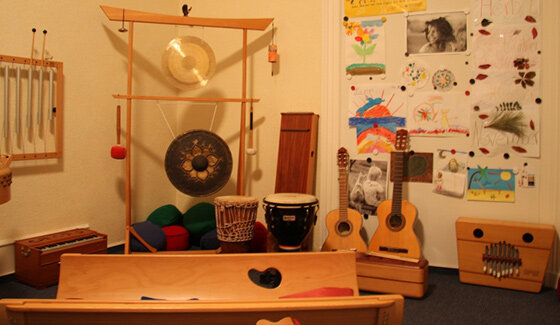 Zimmer mit Musikinstrumenten