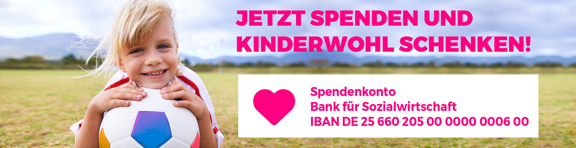 blondes Mädchen mit Fussball- Spenden Banner mit Text Jetzt Spenden und Kinderwohl schenken!
