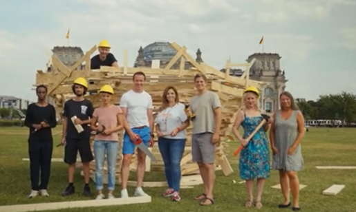 Deutscher Kinderschutzpreis - Der Nestbau vor dem Deutschen Bundestag