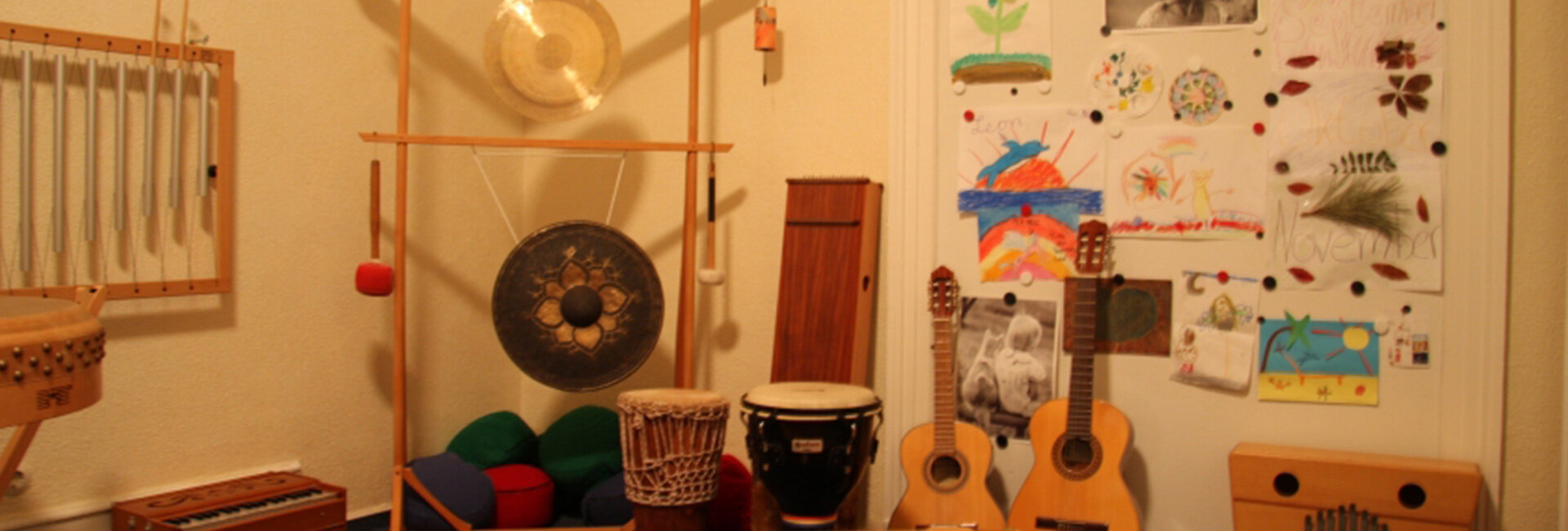 Zimmer mit Musikinstrumenten